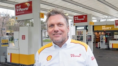 Johan retailer bij Shell-stations
